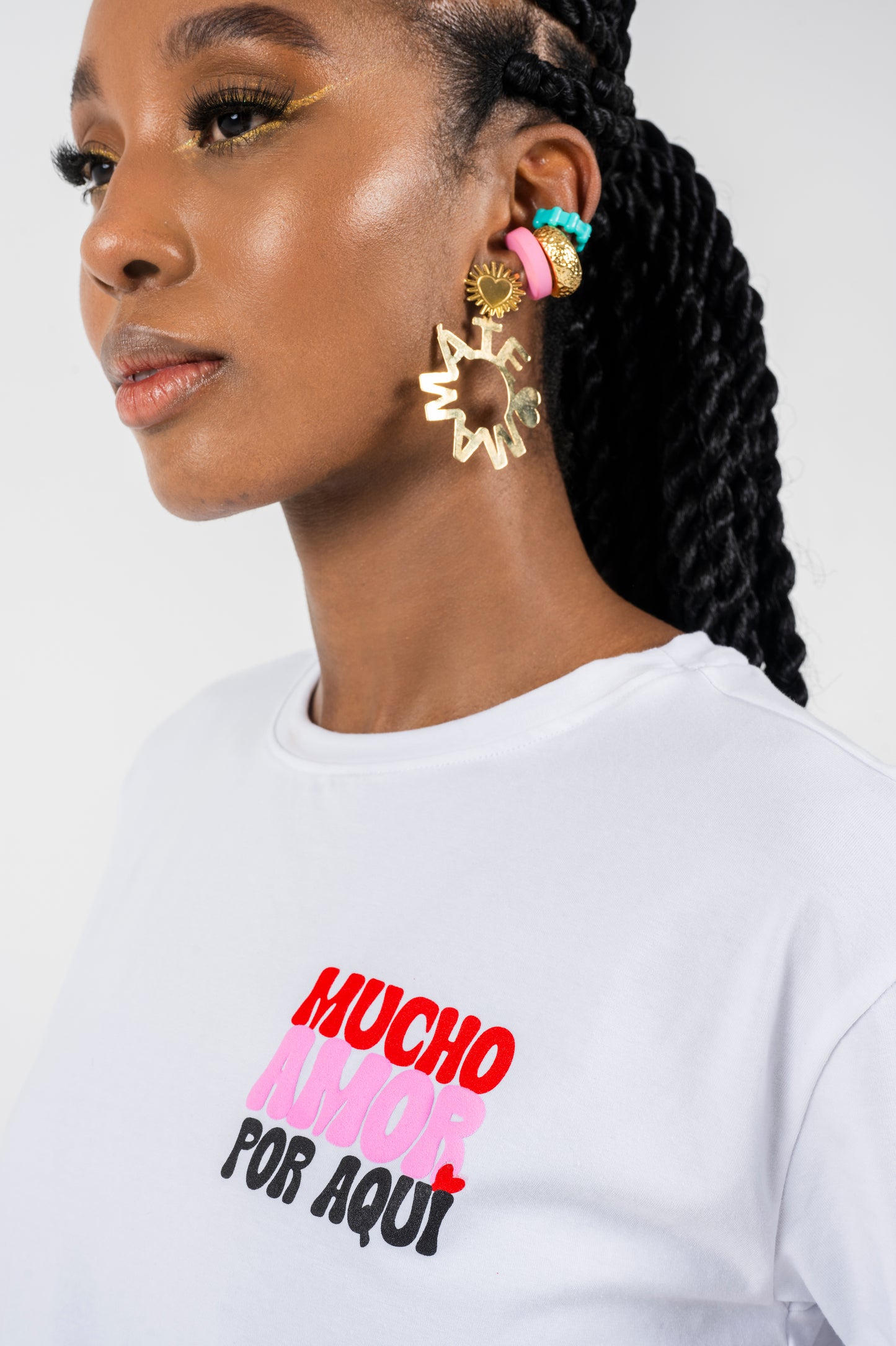 CAMISETA MUCHO AMOR POR AQUÍ